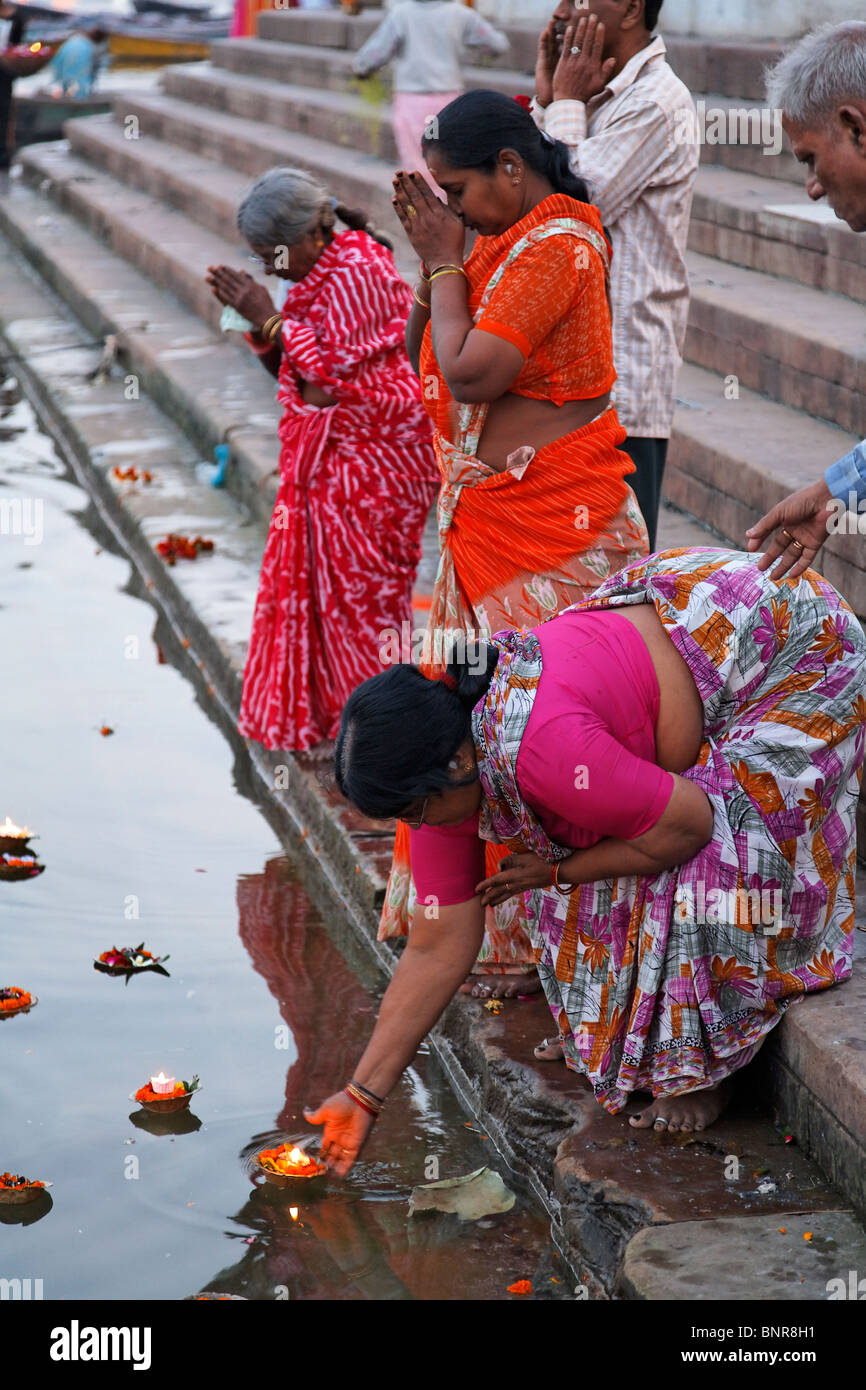Indien - Uttar Pradesh - Varanasi - Frau, eine Blume Kerze in den Fluss Ganges Stockfoto Indien - Uttar Pradesh - Varanasi - Frau, eine Blume Kerze in den Fluss Ganges Stockfoto