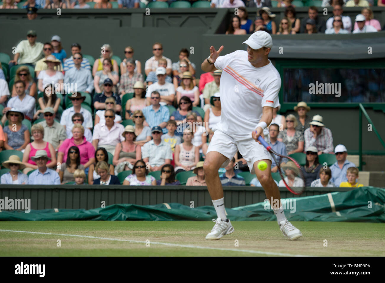 29. Juni 2010: Bob Bryan USA 2/Mike Bryan USA (2) V Carsten Ball AUS /Chris Guccione aus Internationales Tennisturnier in Wimbledon statt bei den All England Lawn Tennis Club, London, England. Stockfoto