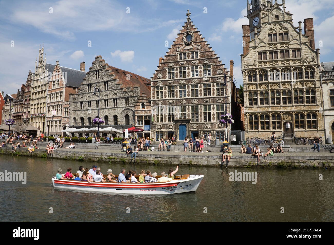 Gent Belgien EU-Touristen Bootsfahrt Fluss Leie in Graslei architektonisches Erbe Gebäude vorbei Stockfoto
