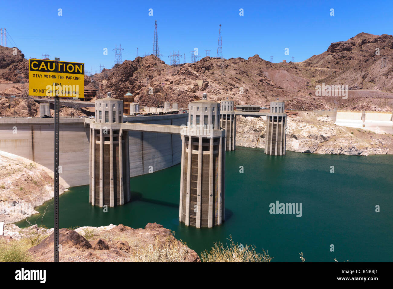 USA-Nevada und Arizona Grenze - Hoover-Staudamm auf dem Colorado River, Lake Mead. Warnschild. Dürre Niedrigwasser Juni 2010. Stockfoto