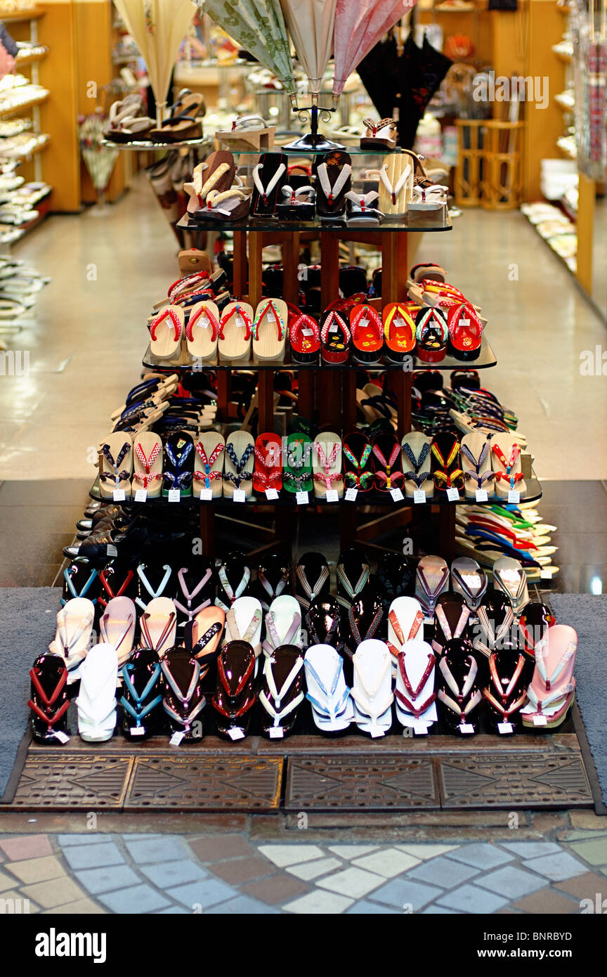 Eine Darstellung der japanischen Sandalen zum Verkauf in einem Geschäft, Asakusa, Japan. Stockfoto