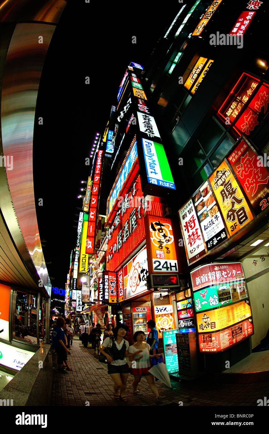 Einen nächtlichen Spaziergang durch Shinjuku, Tokio, Japan. Stockfoto
