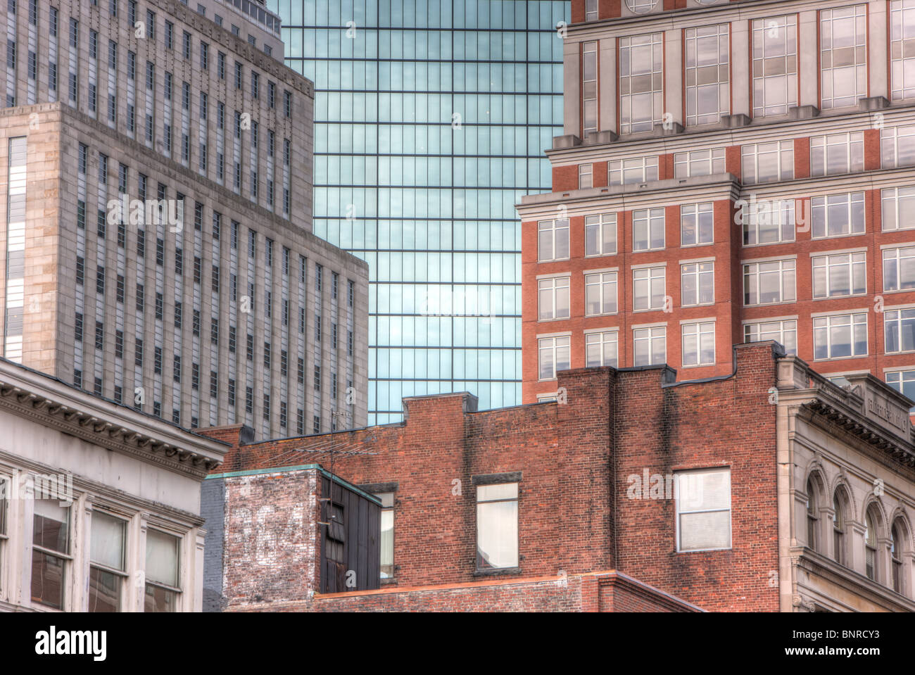 Kontrastierende Fassaden des John Hancock Gebäudes und den umliegenden Gebäuden, Boston, Massachusetts Stockfoto
