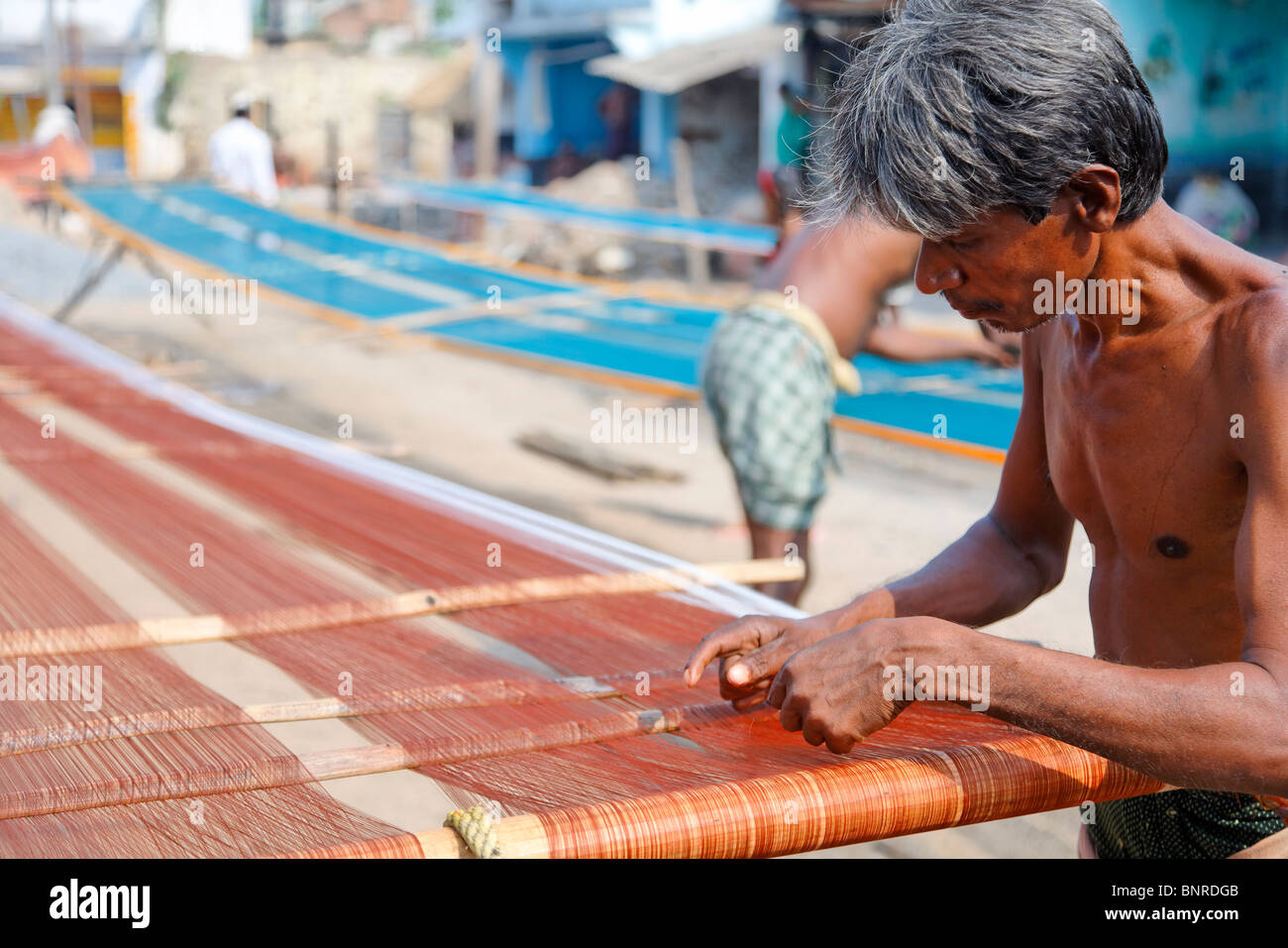 Indien - Orissa - Olasingh Textil Dorf - Saris auf der Straße Stockfoto