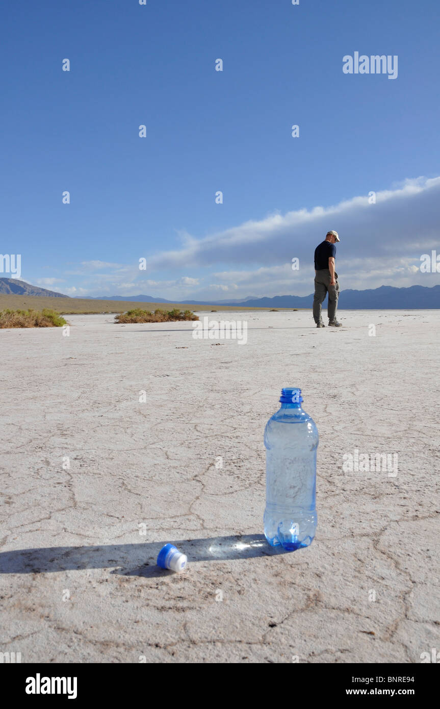 Flasche Wasser in der Wüste, Death Valley Stockfoto