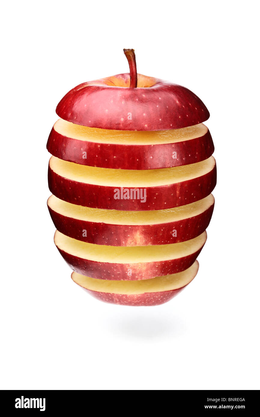 Ein roter Apfel in Schichten geschnitten und neu arrangiert mit Lücken (isoliert gegen weiß) Stockfoto