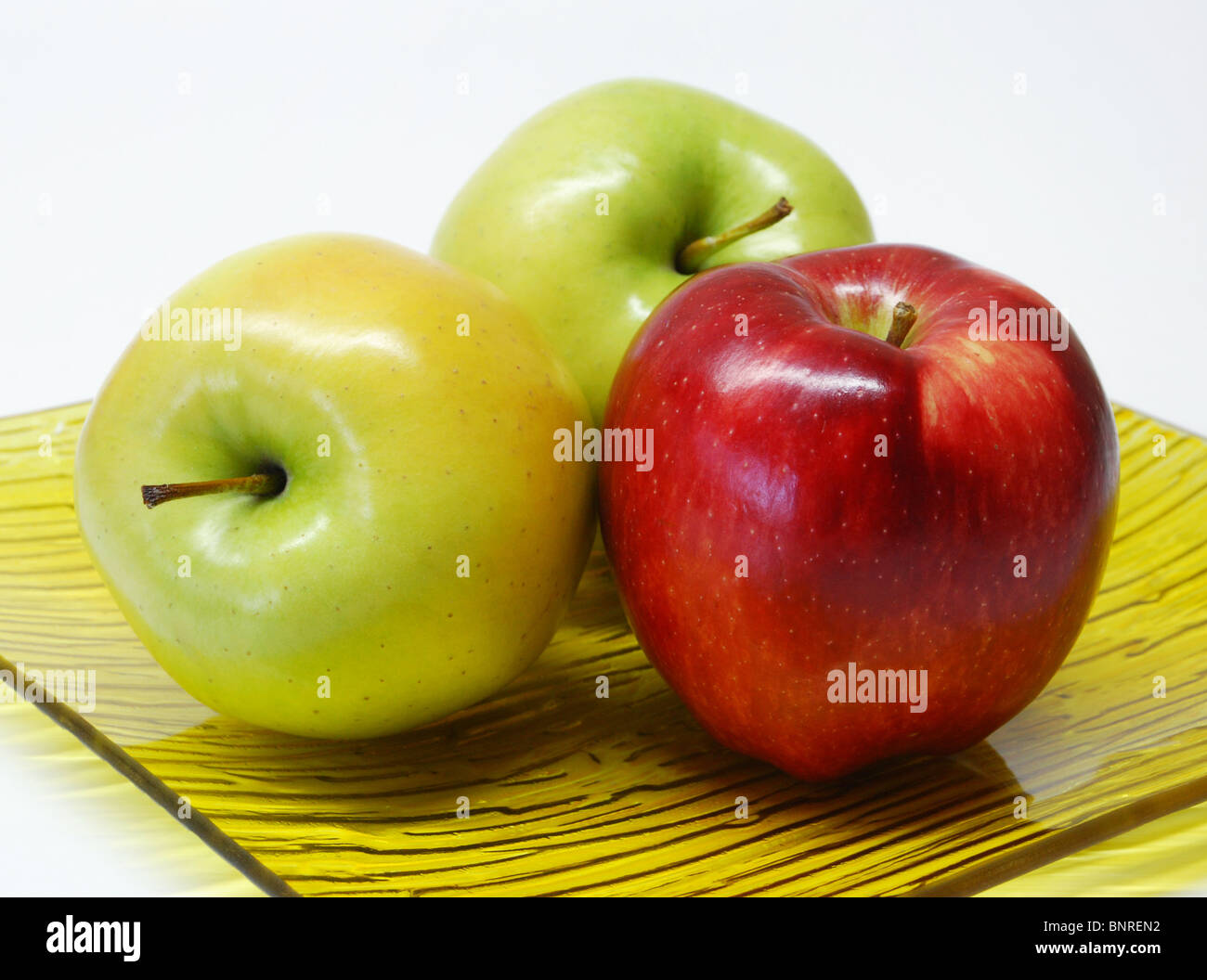 drei Äpfel in einer Platte Stockfoto