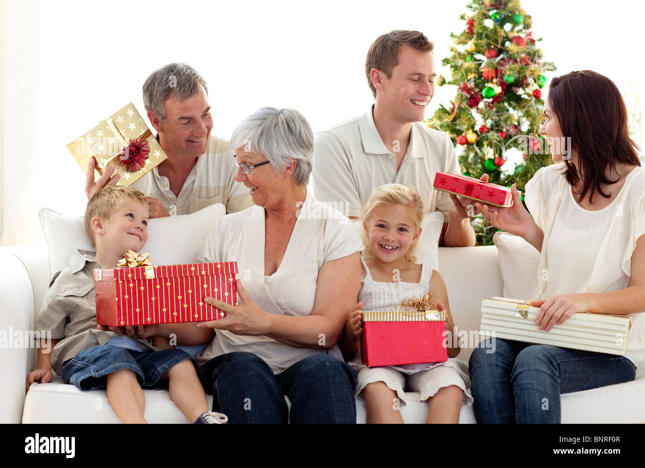 Familie Weihnachtsgeschenke zu Hause öffnen Stockfoto