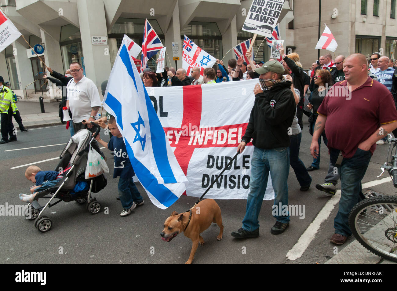 Dudley Ungläubigen EDL Flagge, israelische Flagge, Hund & Kinderwagen am Kopf der englischen nationalistische Allianz März, London, 31.07.2010 Stockfoto