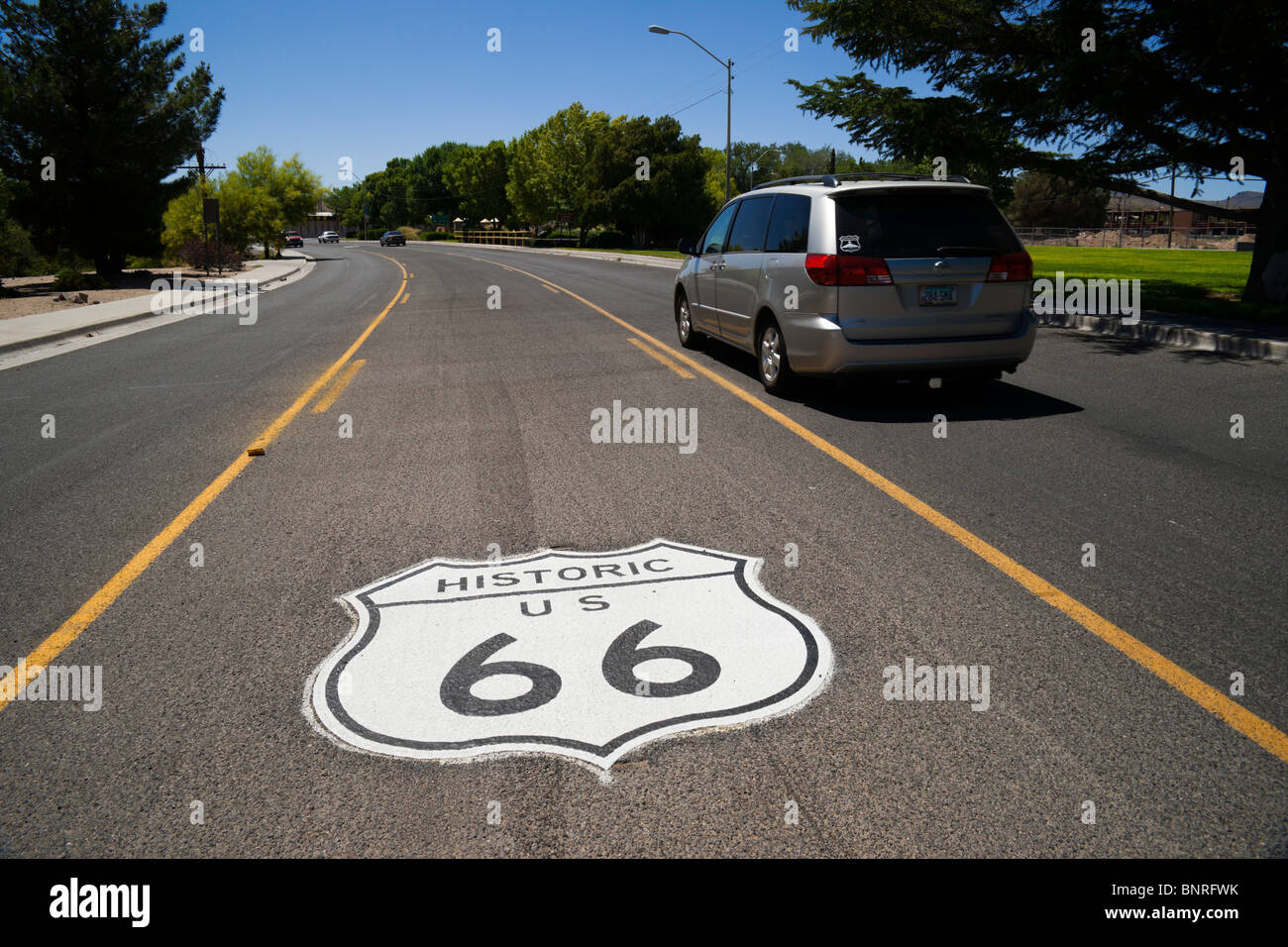 Route 66 Straße Reise nach Arizona - historische Stadt Kingman AZ - historische uns 66 Straße Abzeichen Markierung auf Autobahn mittleren Spur Stockfoto