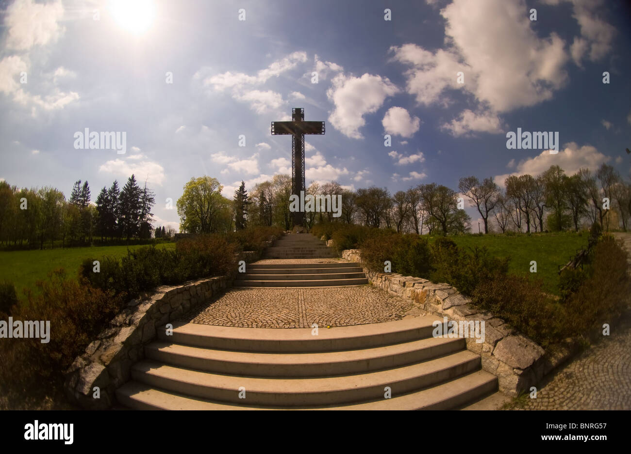 Das große Kreuz Denkmal auf dem Hügel in Polen mit bewölktem Himmel Stockfoto