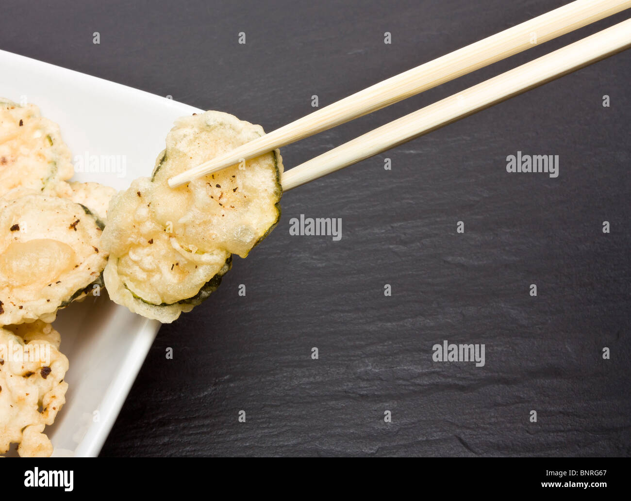 Frittierte Zucchini in Tempura Teig bedeckt. Stockfoto