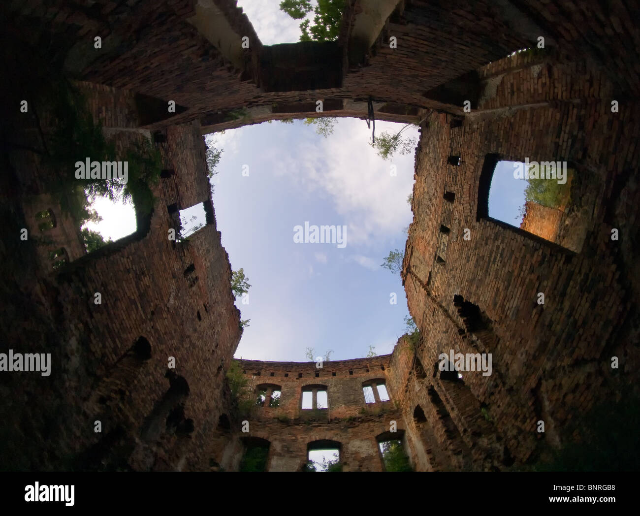 die antiken Ruinen die alten polnischen Burg mit dem blauen Himmel Stockfoto