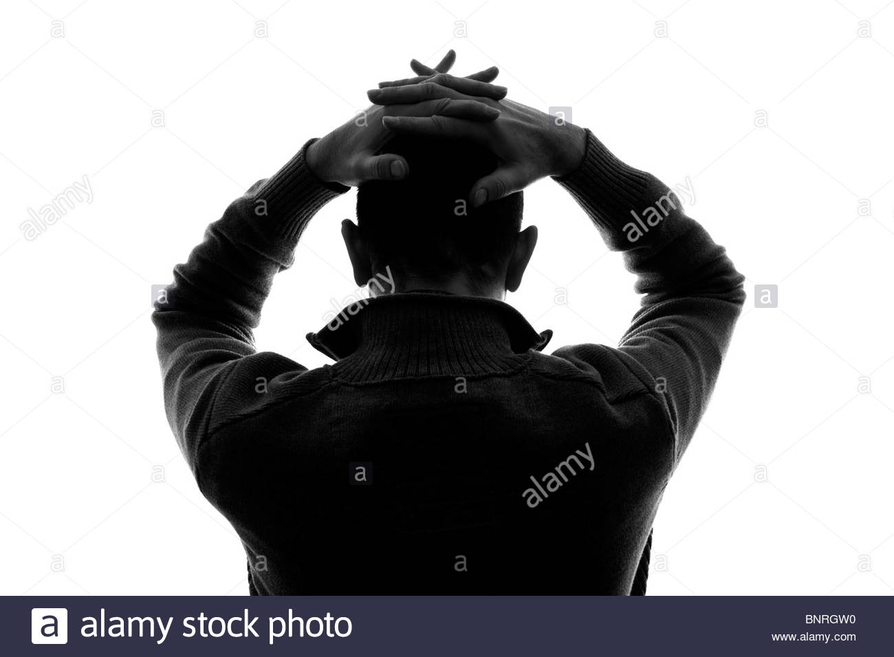 Silhouette Mann mit Händen auf Kopf Stockfoto