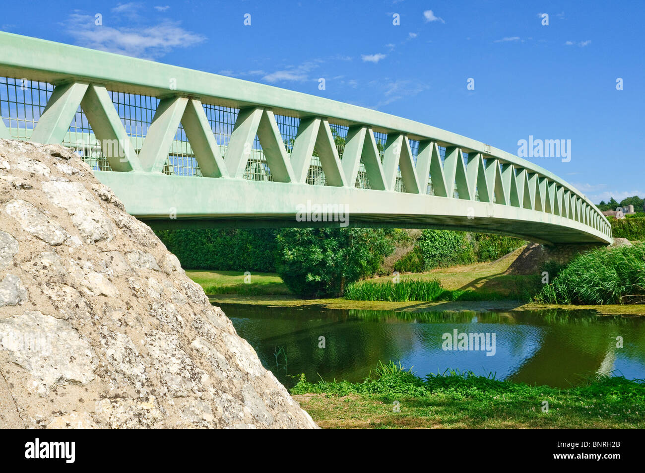 Moderne Metall Span Brücke über Fluss - Preuilly-Sur-Claise, Frankreich. Stockfoto