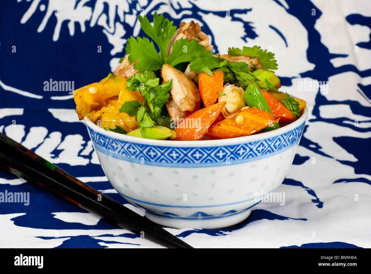 Traditionelle chinesische Reisschüssel mit Srtir Braten Huhn und Gemüse. Stockfoto