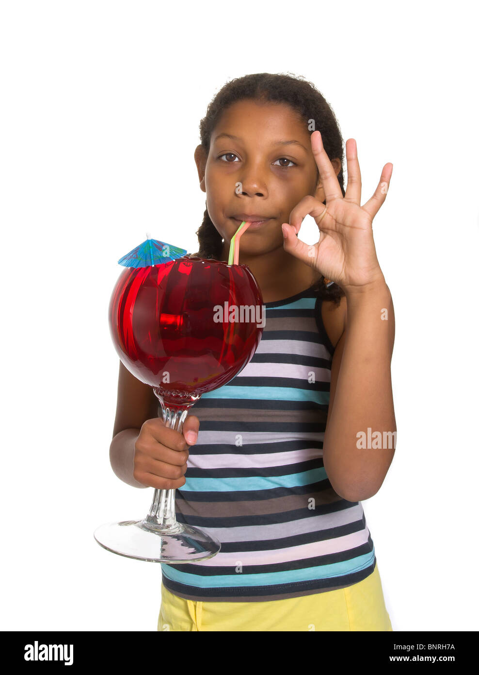 Ausdrucksstarke junge gemischte Rennen Mädchen trinken Fruchtcocktail auf weißen Hintergrund isoliert. Stockfoto
