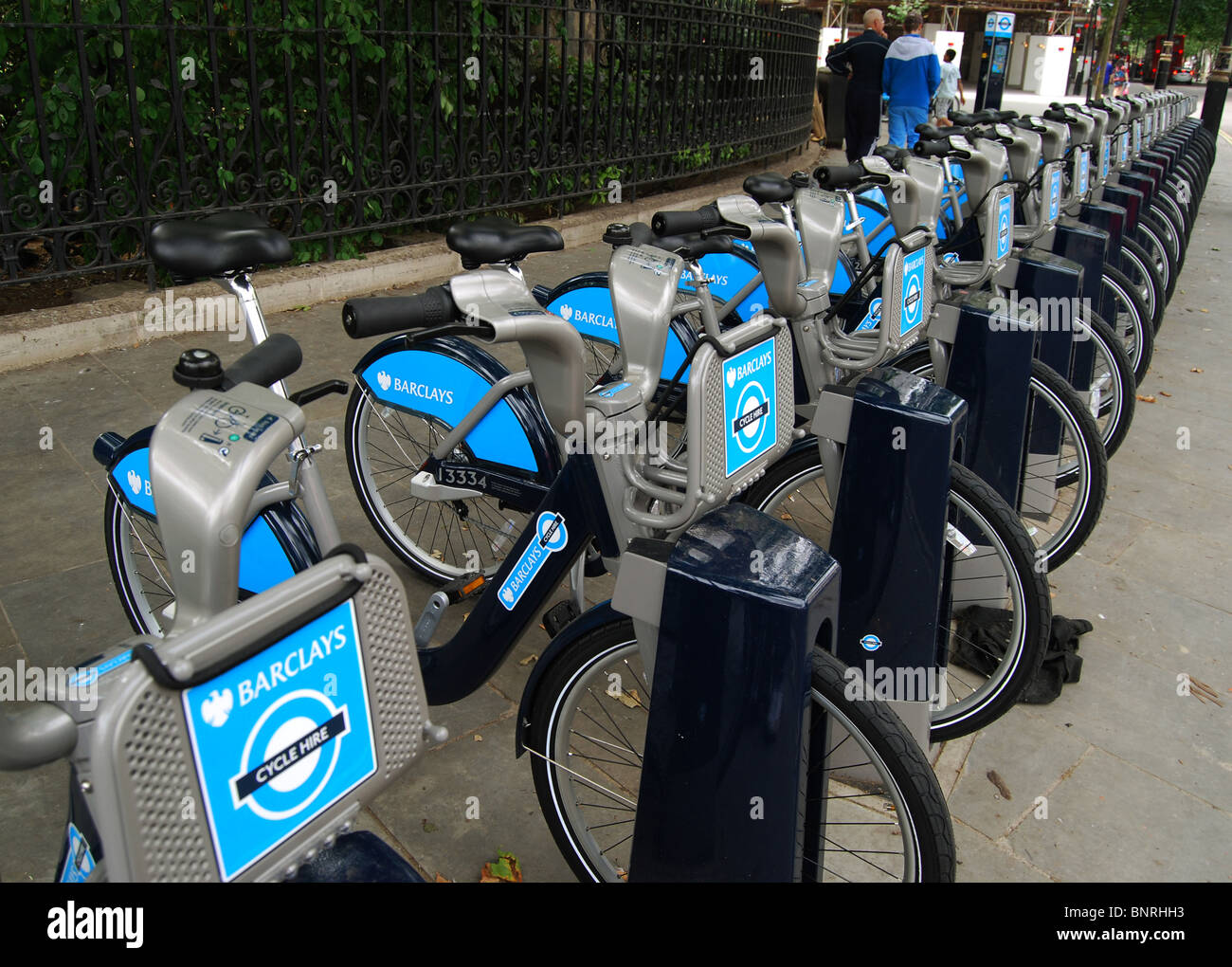 Fahrräder Line-up warten darauf, eingestellt als Teil von Transport For London Barclays Cycle Hire Schema, In London, Vereinigtes Königreich Stockfoto