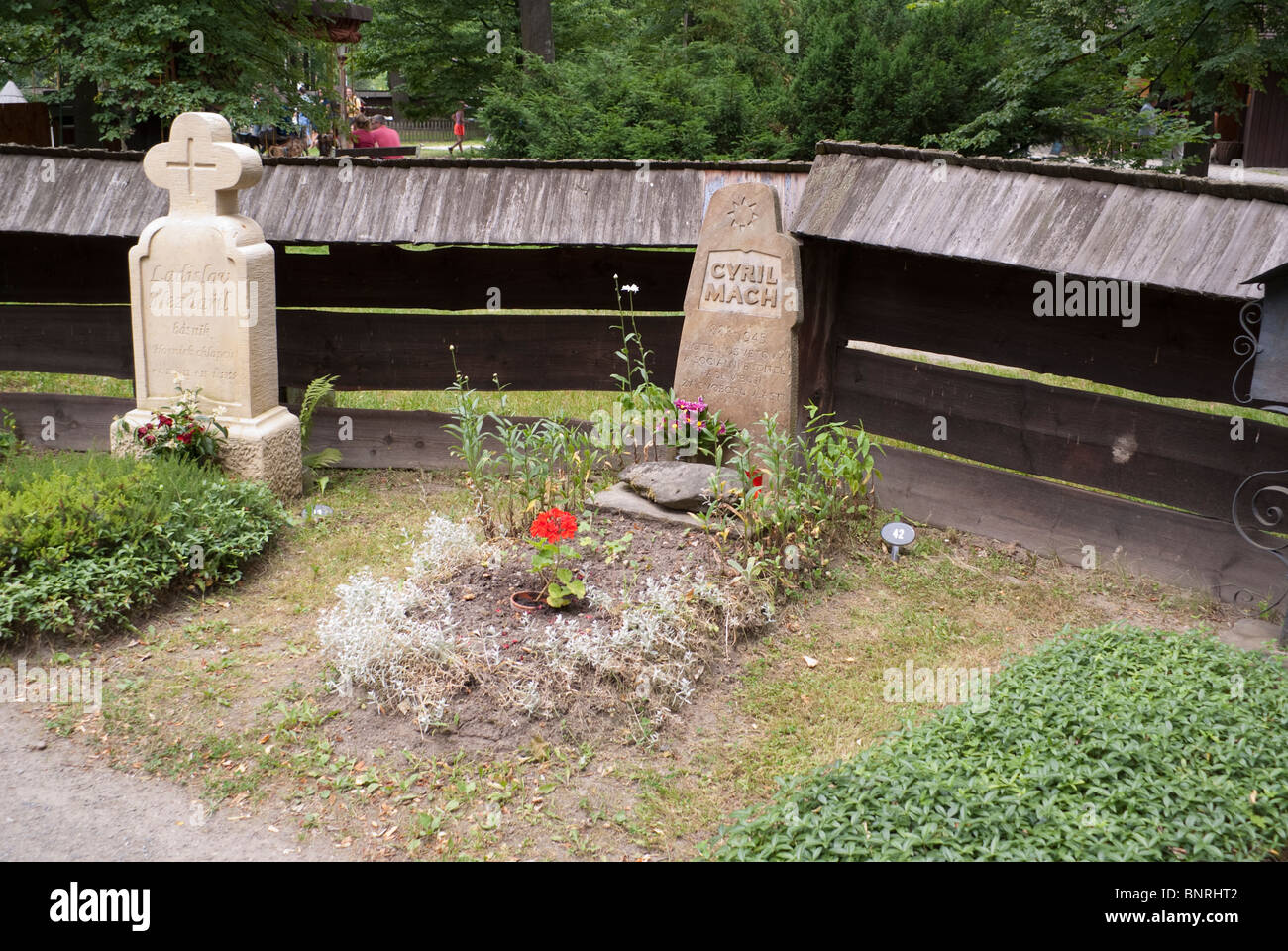 Grabstein im Friedhof in Roznov Stockfoto