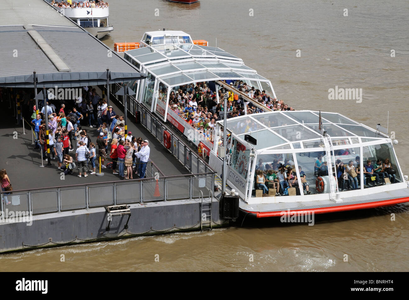 Überfüllten Themse Bootsfahrten vom Westminster Pier central London UK Stockfoto