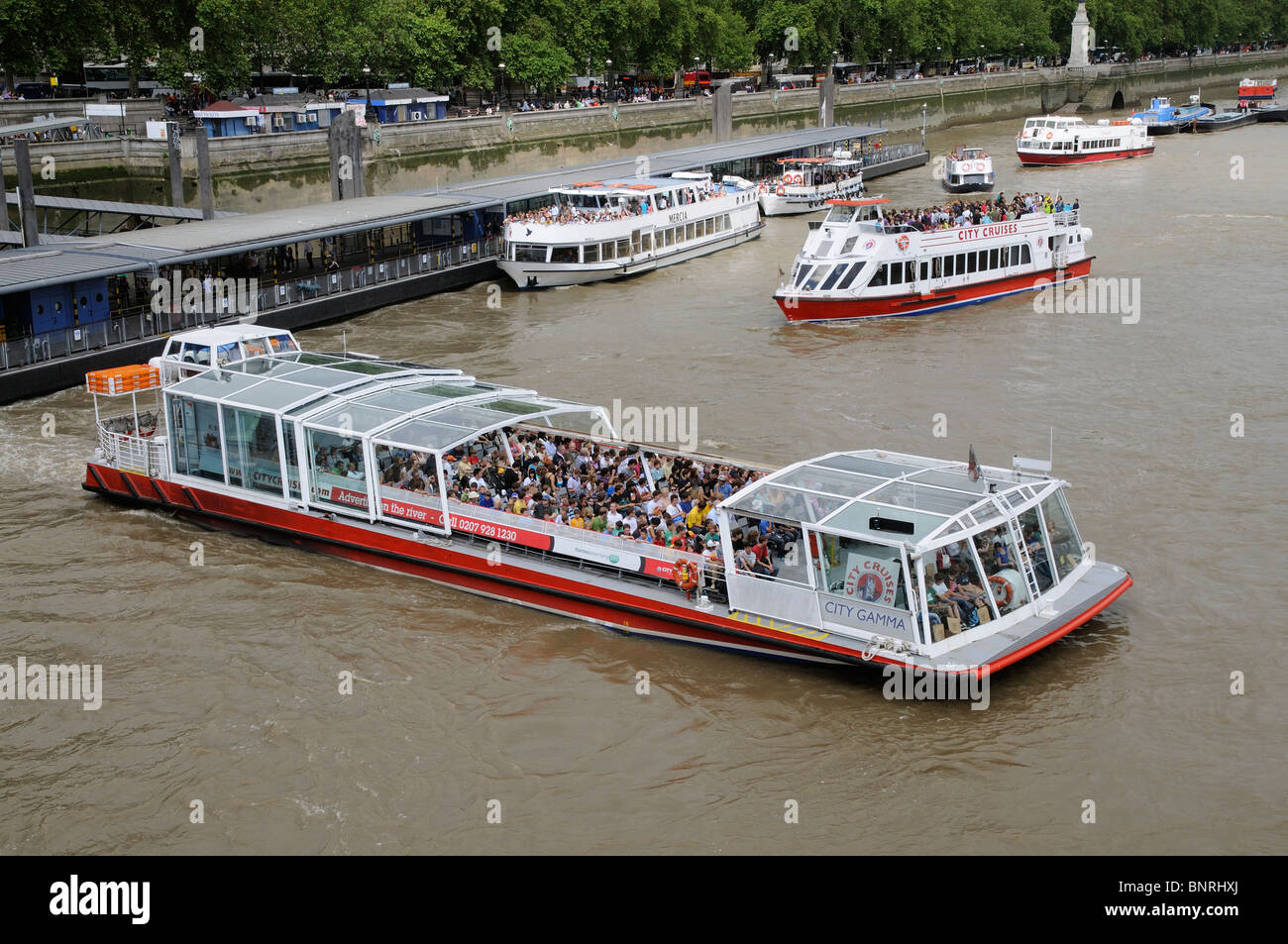 Überfüllte Themse Bootsfahrten vom Westminster Pier zentralen London UK The City Gamma Abfahrt auf einem flussaufwärts Kreuzfahrt Stockfoto