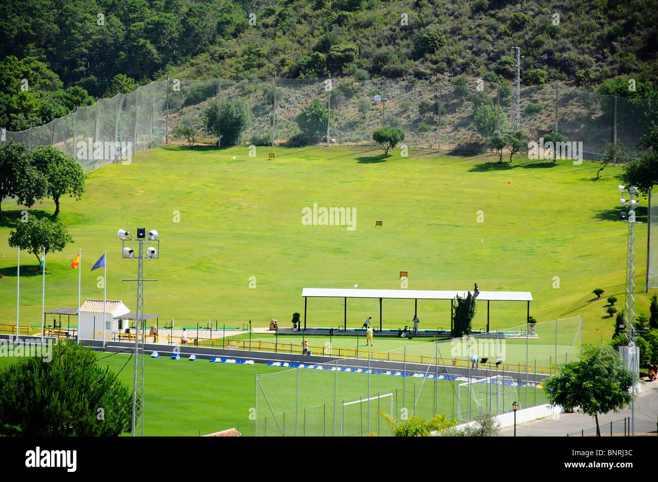 Golf driving-Range am Rande der Stadt, Benahavis, Costa del Sol, Provinz Malaga, Andalusien, Spanien, Westeuropa. Stockfoto