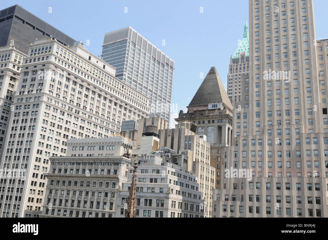 Die Skyline von Lower Manhattan Financial District zeigt das Equitable Building, die Pyramide auf Bankers Trust und andere. Stockfoto