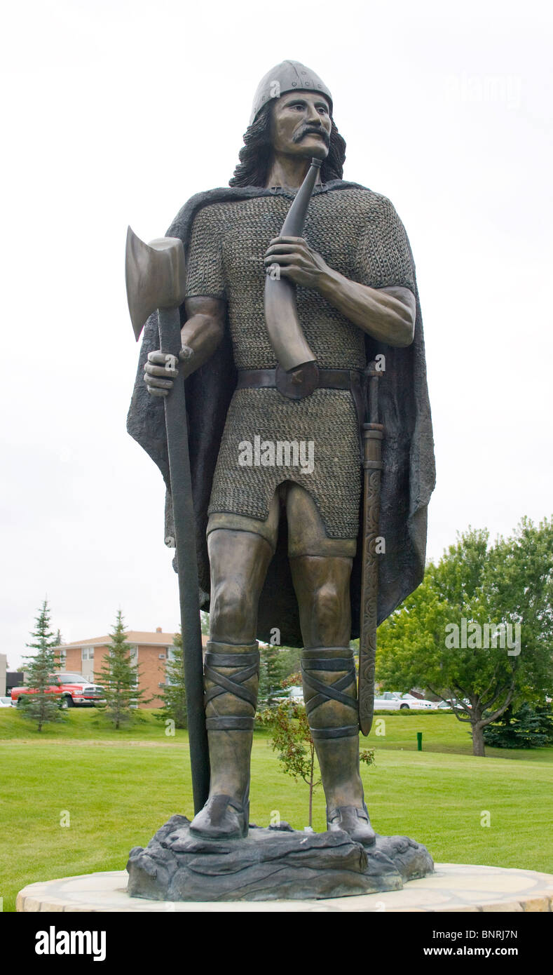 Eine Statue von Leif Eriksson in Minot, North Dakota, ehrt den legendären nordischen Entdecker und feiert das starke skandinavische Erbe der Region. Stockfoto