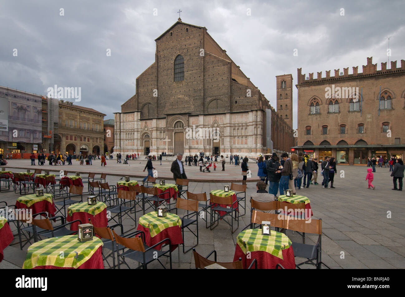 Basilica di San Petronio, Café in Piazza Maggiore im historischen Zentrum, Bologna, Italien Stockfoto