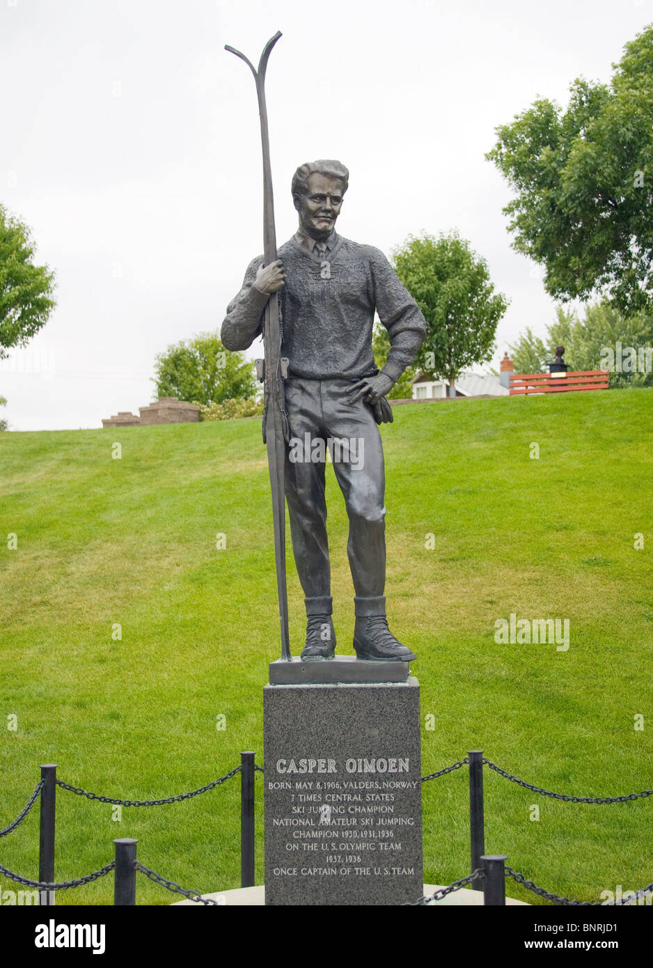 Die Casper Oimoen-Statue in Minot, North Dakota, ehrt den olympischen Skispringer und Heimathelden, der Amerika in den 1930er Jahren vertrat Stockfoto