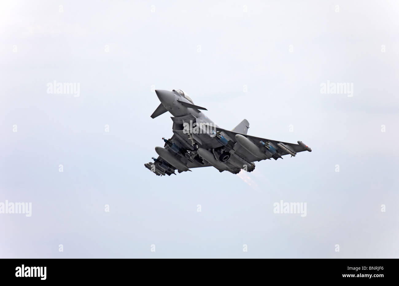 Farnborough BAE Systems Eurofighter Typhoon voller Waffen laden Stockfoto