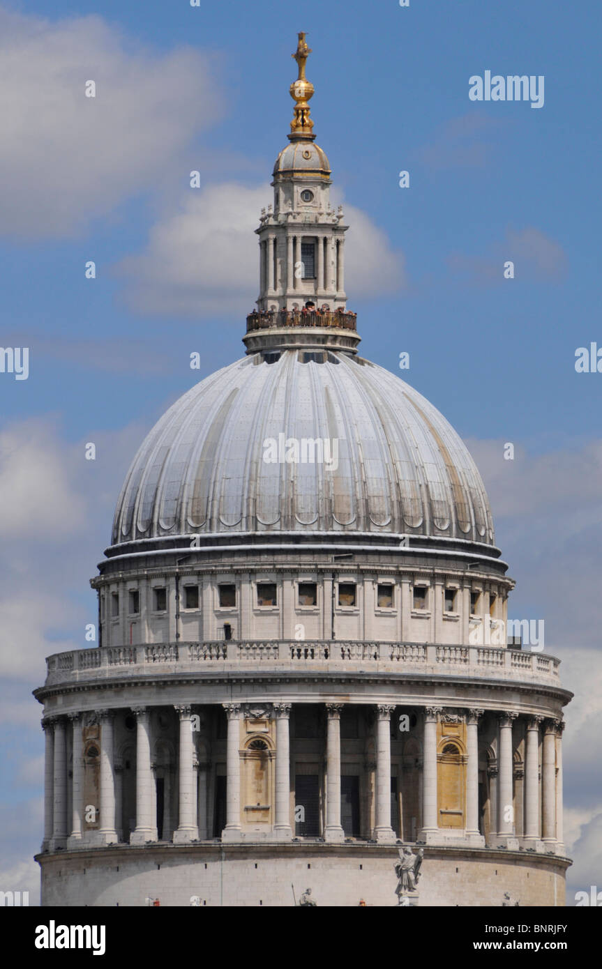 Touristen auf der Aussichtsplattform des goldenen Galerie an der Kuppel der St. Pauls Cathedral London Stockfoto