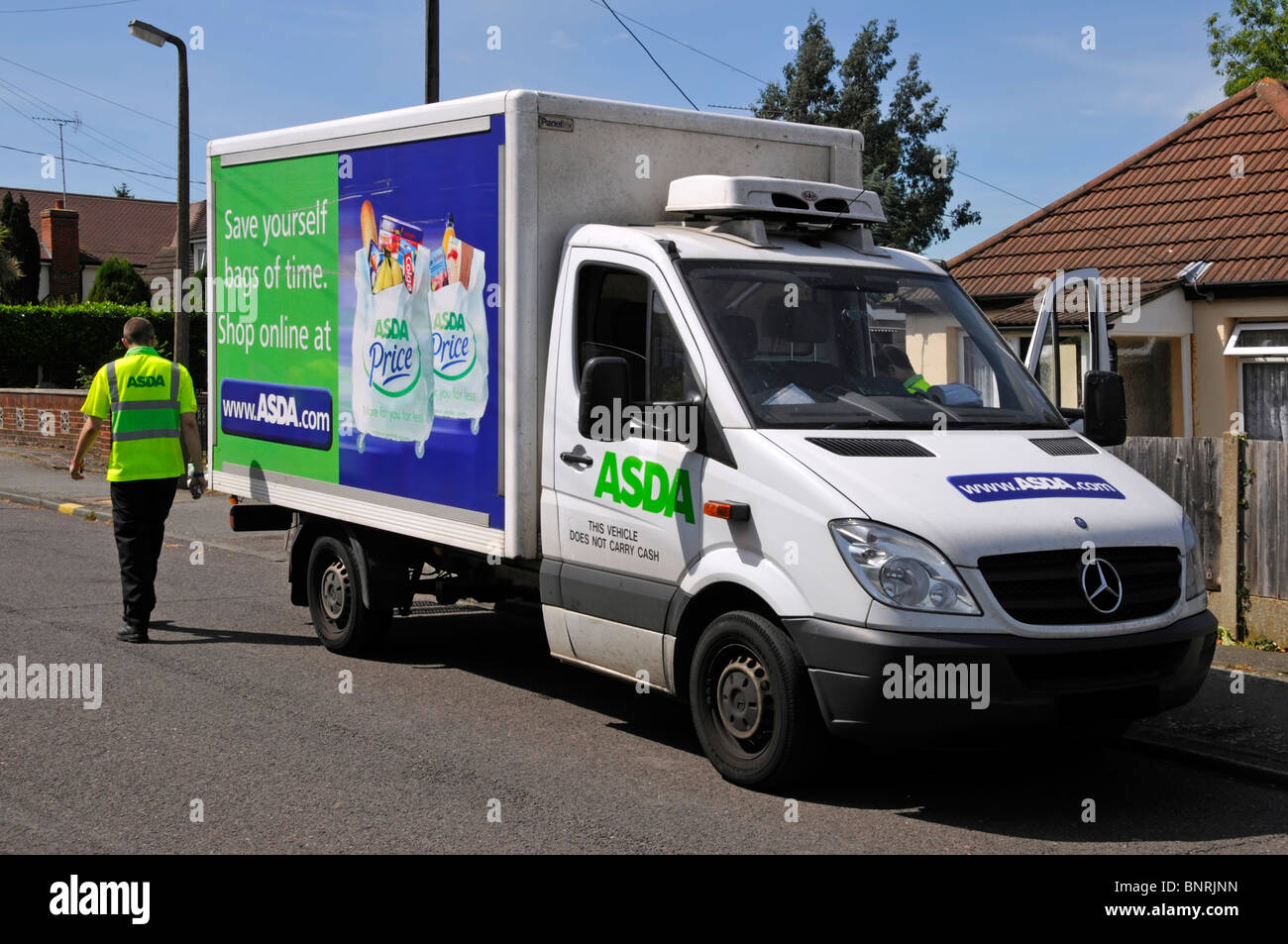 ASDA Supermarkt Geschäft Online-Internet Lebensmittel-Bestellung geliefert von Van Fahrer auf der Straße bei Kunden zu Hause geparkt Lieferung England Großbritannien Stockfoto