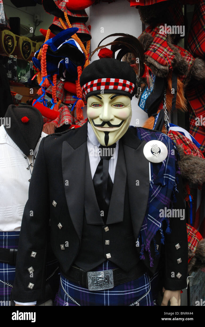 Vendetta Maske an einem Model vor einem touristischen Geschäft auf Edinburghs Royal Mile. Stockfoto