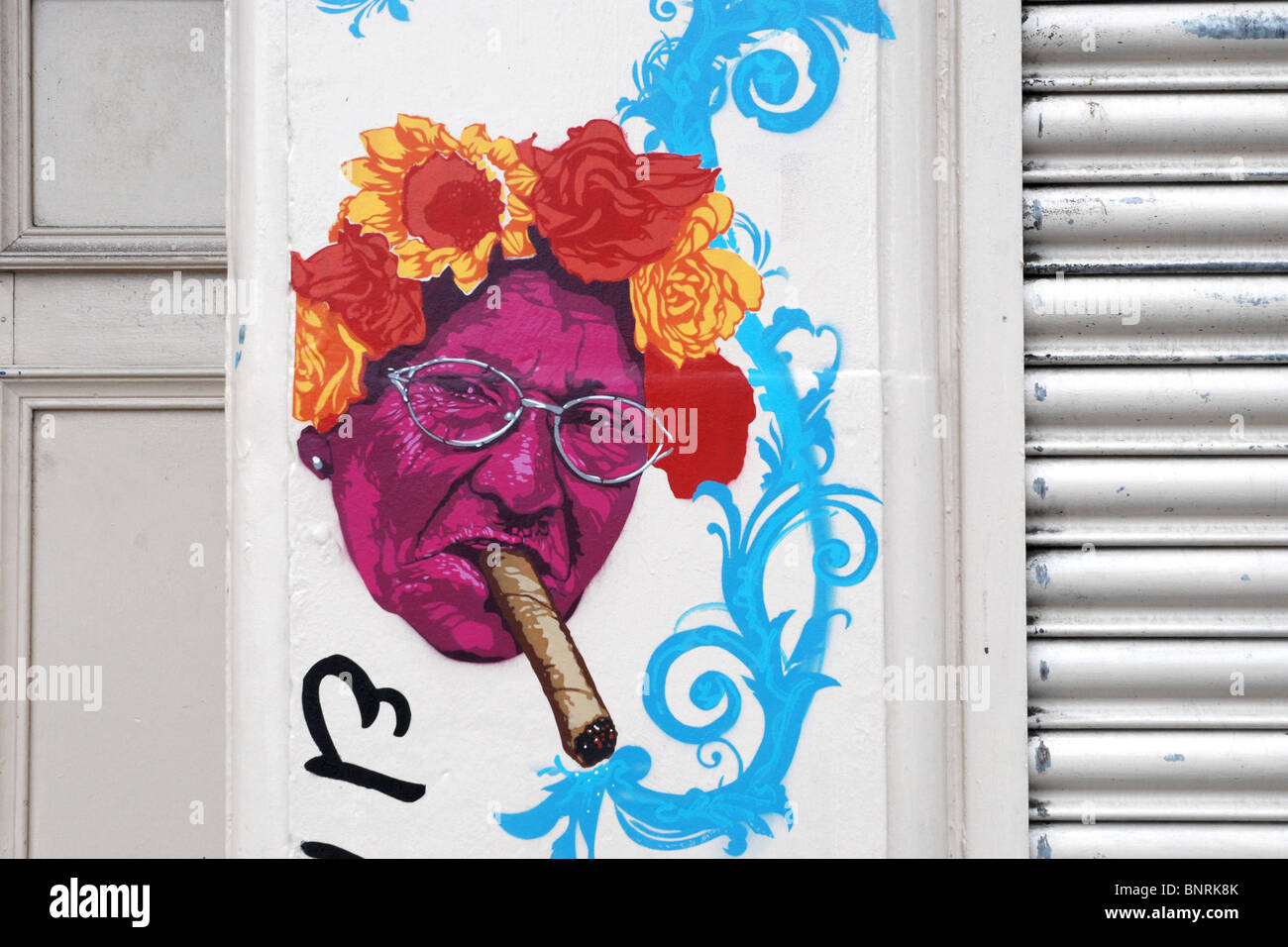Gemälde von einer Zigarre rauchende Frau vor einer Bar in Edinburgh Stockfoto