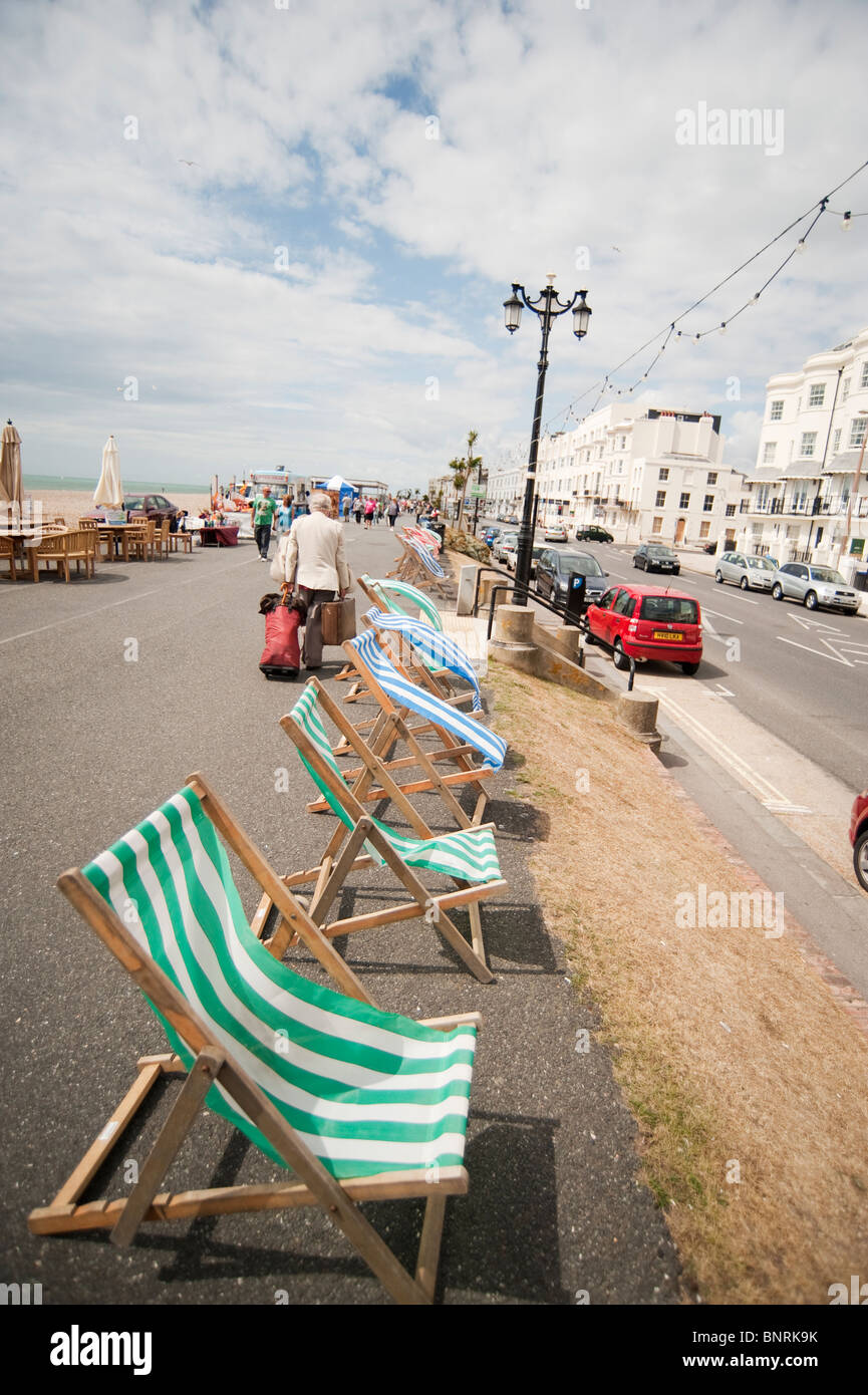Strandpromenade von Worthing, West Sussex, mit Liegestühlen, die im Wind wehen Stockfoto