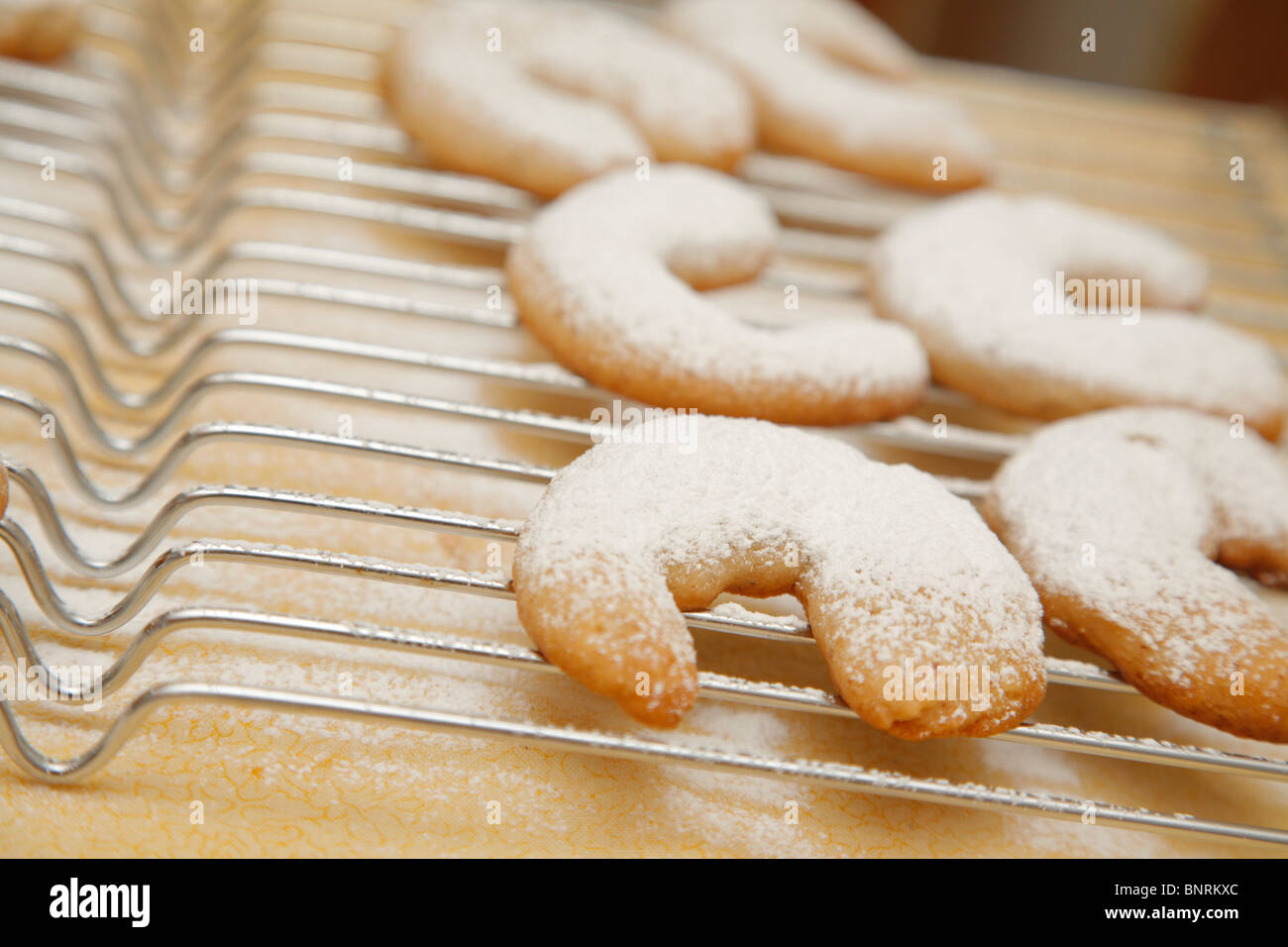 Halbmond Cookies auf einen Backrost abkühlen mit Puderzucker bestreut Stockfoto