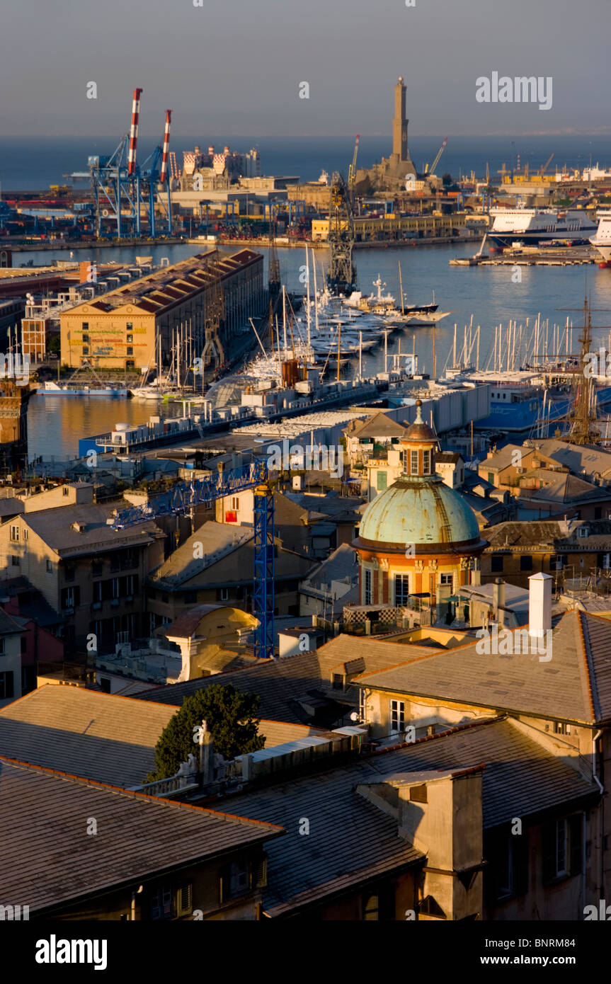 Europa, Italien, Ligurien, Genua Hafen dockt tagsüber Stockfoto
