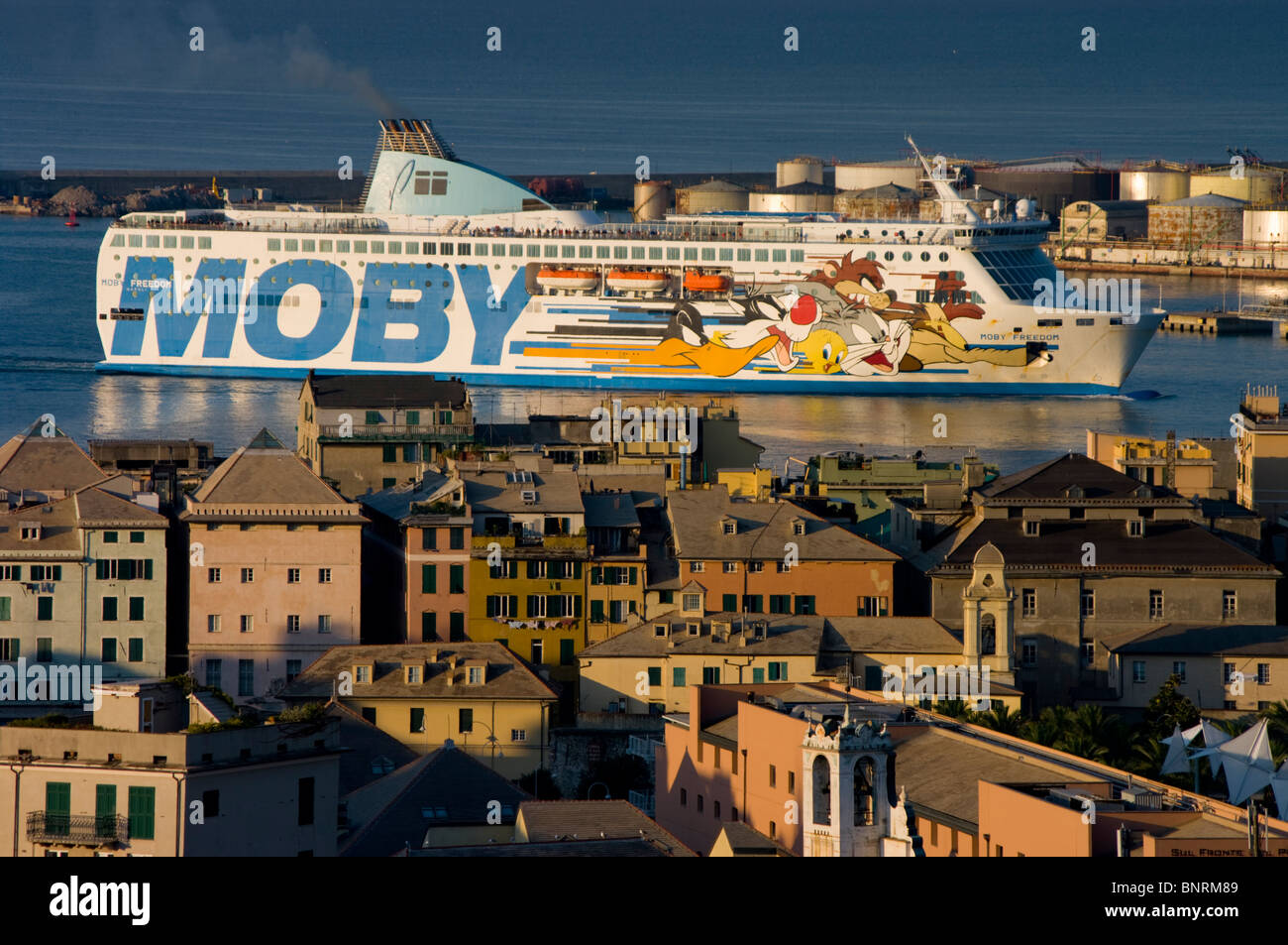 Europa, Italien, Ligurien, Genua Hafen dockt tagsüber Stockfoto