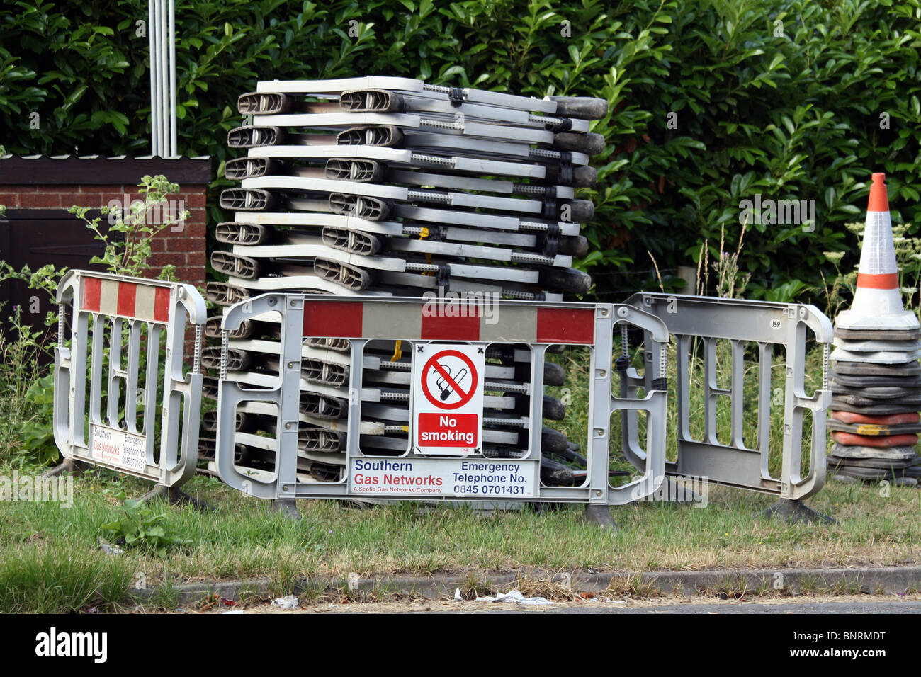 Gas Leck "Rauchen verboten" Schild und Barriere Stockfoto