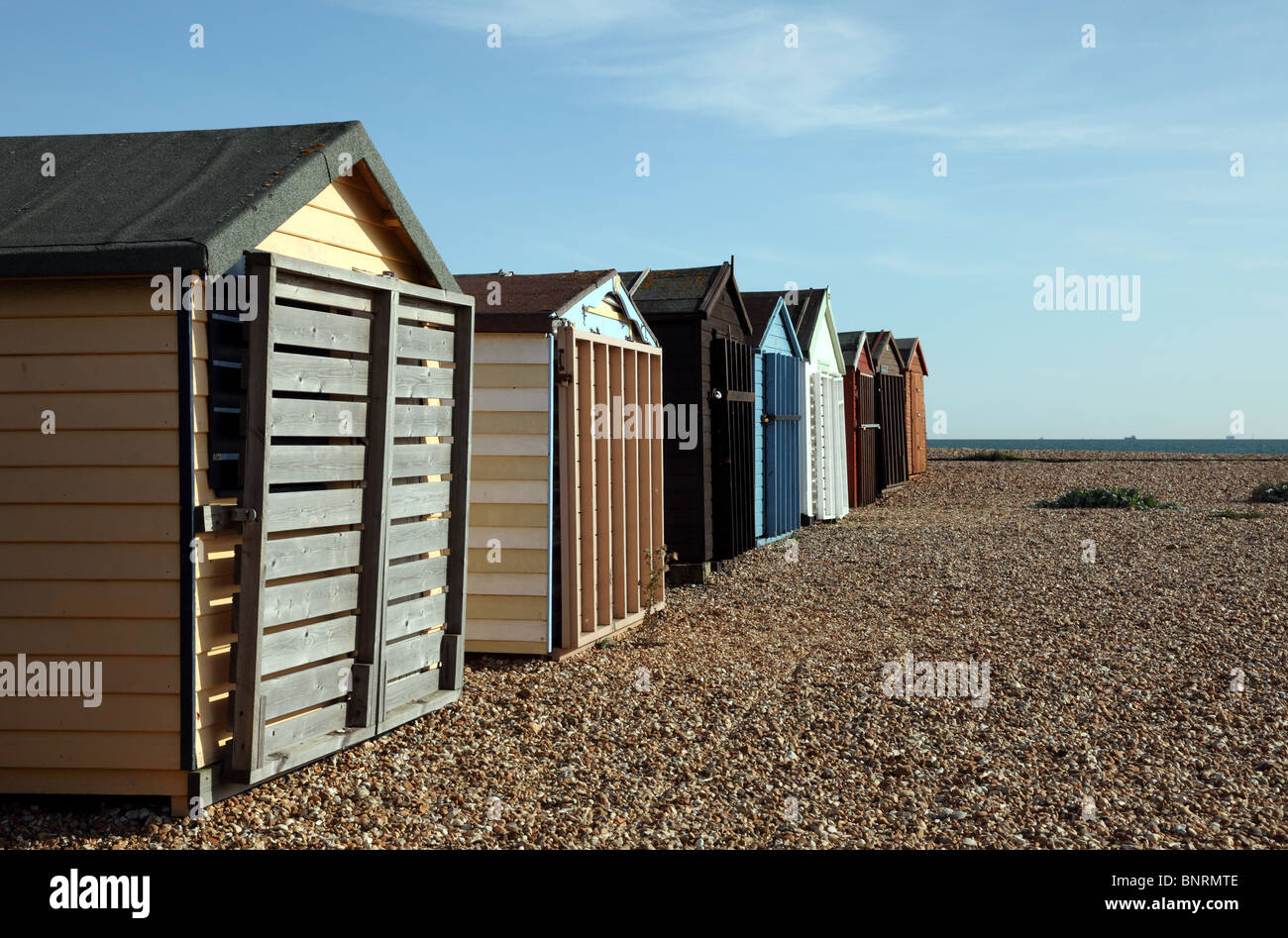 Strand Hütten auf KIESELSTEINE an der Küste von Hayling Island, Hampshire Stockfoto