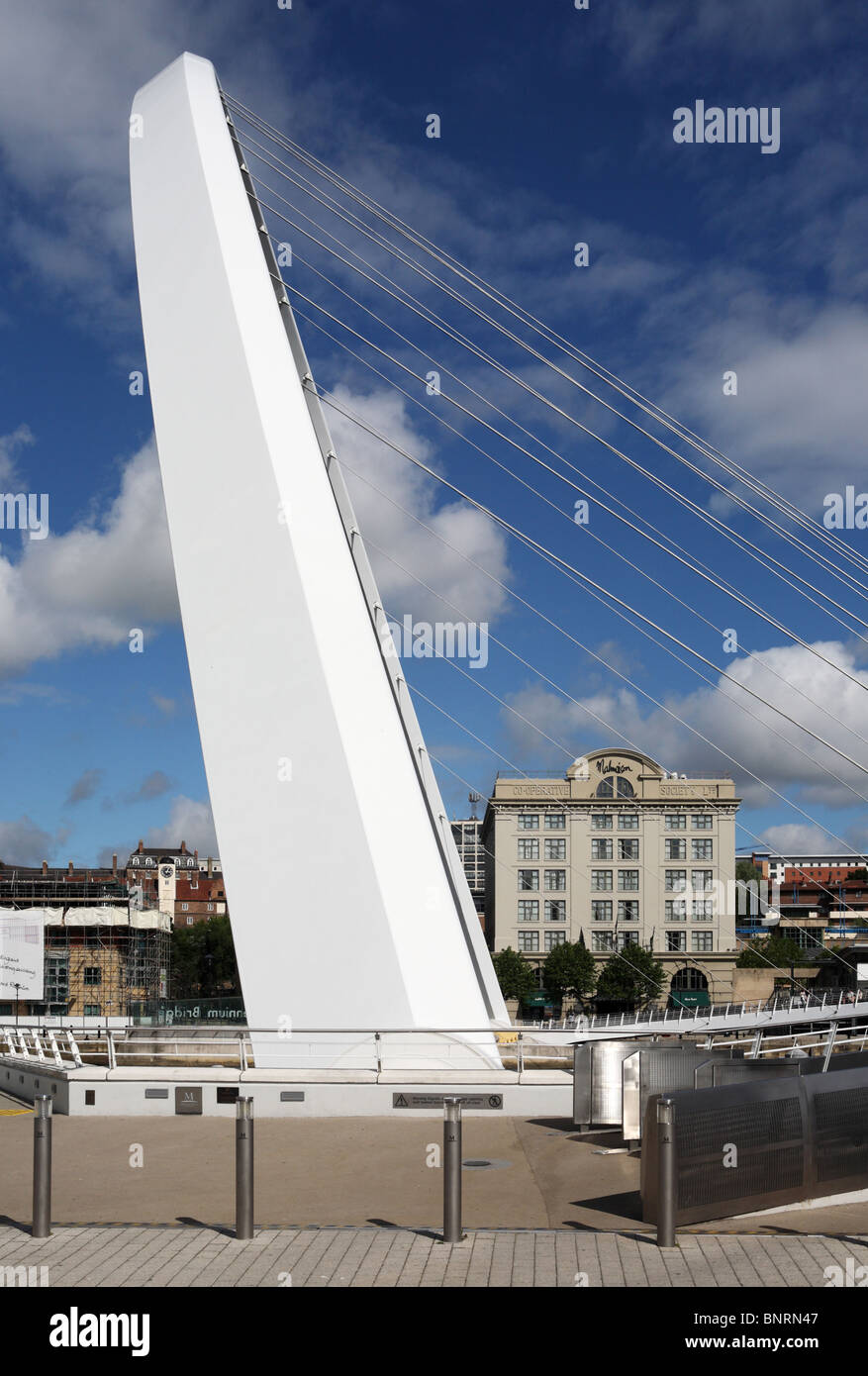 Die Gateshead Millennium Bridge und Malmaison Hotel Newcastle, England, UK Stockfoto