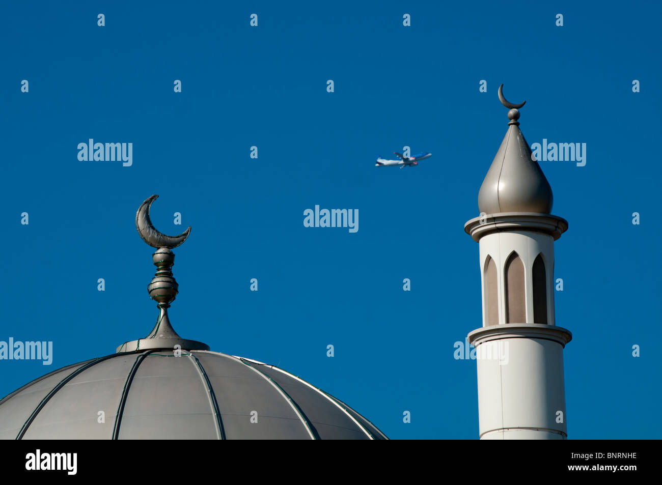Europa, Großbritannien, England, London, Hounslow Moschee, Verkehrsflugzeug Overhead Stockfoto