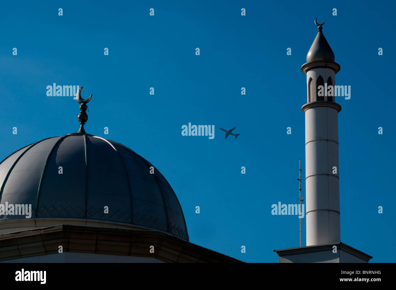 Europa, Großbritannien, England, London, Hounslow Moschee, Verkehrsflugzeug Overhead Stockfoto