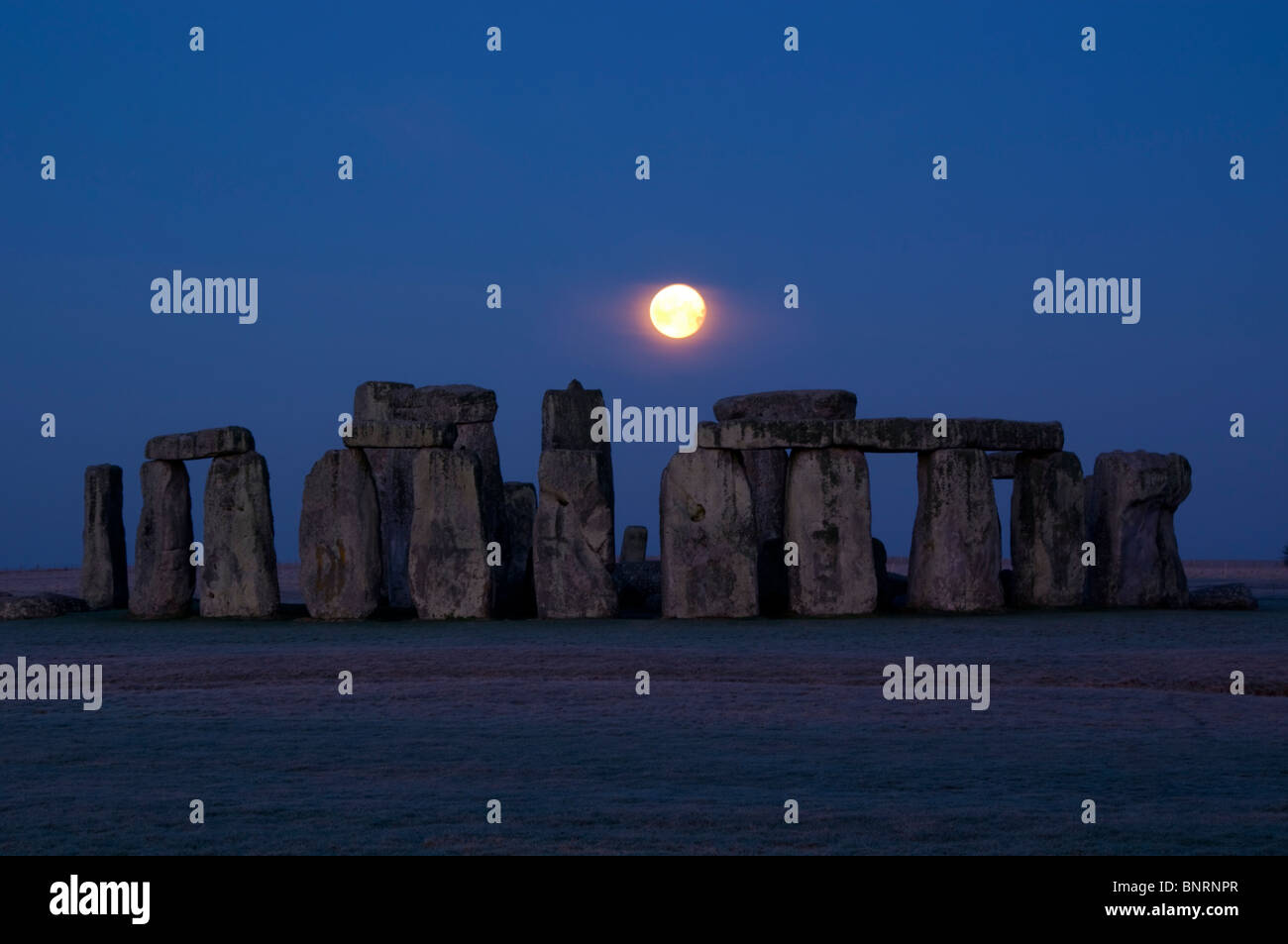 Europa; Großbritannien, England, Wiltshire, Stonehenge Mond Stockfoto