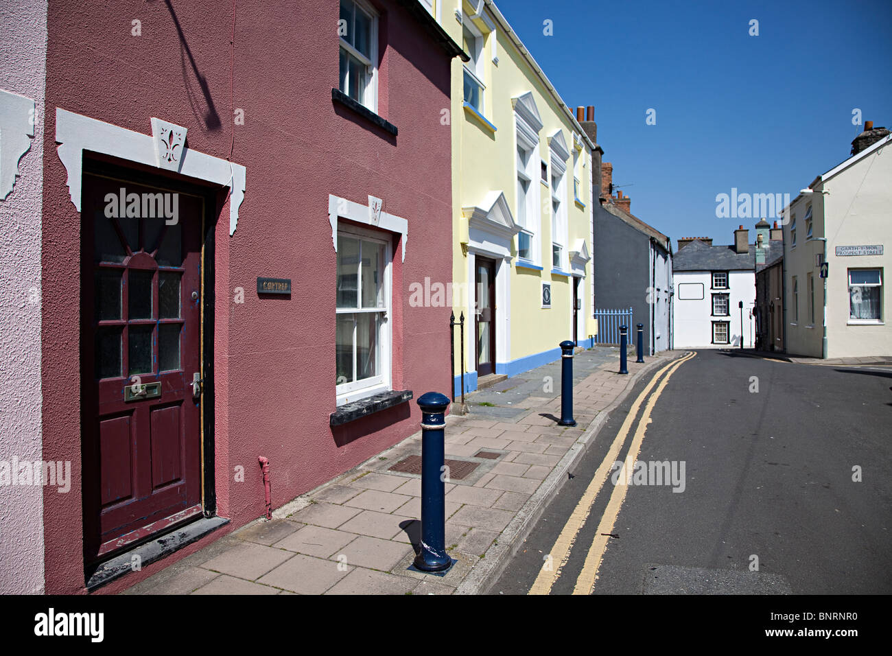 Ruhige Straße in der Stadt mit Pollern und gelbe keine Parkplatz-Linie Aberystwyth Wales UK Stockfoto