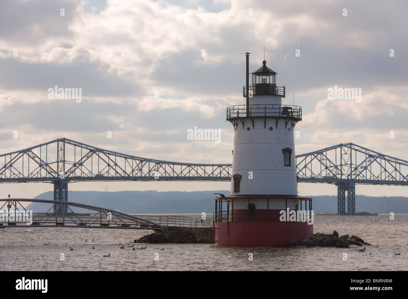 Tarrytown Leuchtturm mit der Tappan Zee Bridge im Hintergrund. Stockfoto