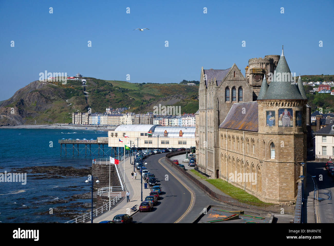 Hochschule Universität Altbauten mit Stadt hinter Aberystwyth Wales UK Stockfoto