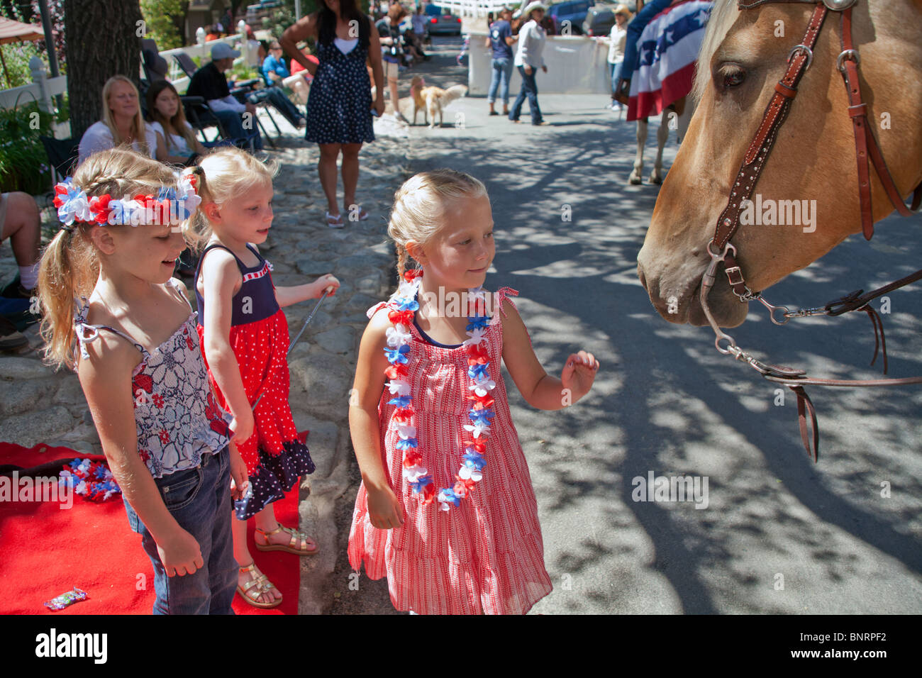 5-6 Jahre alten Mädchen Angst Pferd im Juli 4 Independence Day Parade zu berühren. © Myrleen Pearson Stockfoto