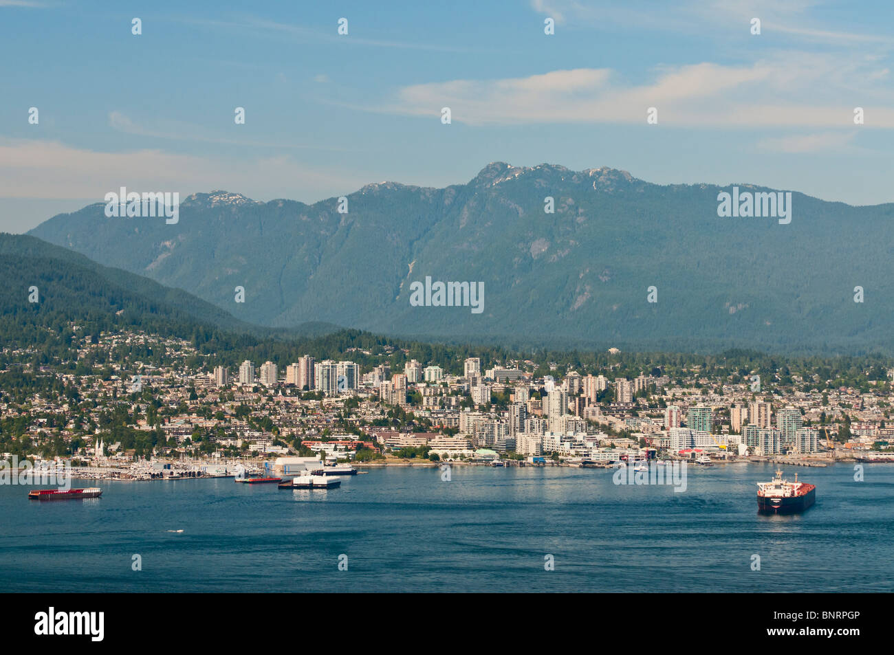 Eine erhöhte Ansicht von Vancouver über den Burrard Inlet in Richtung der unteren Lonsdale-Bereich von North Vancouver. Stockfoto